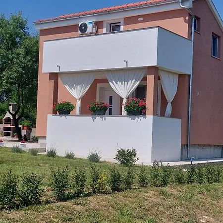 Nora Zadar